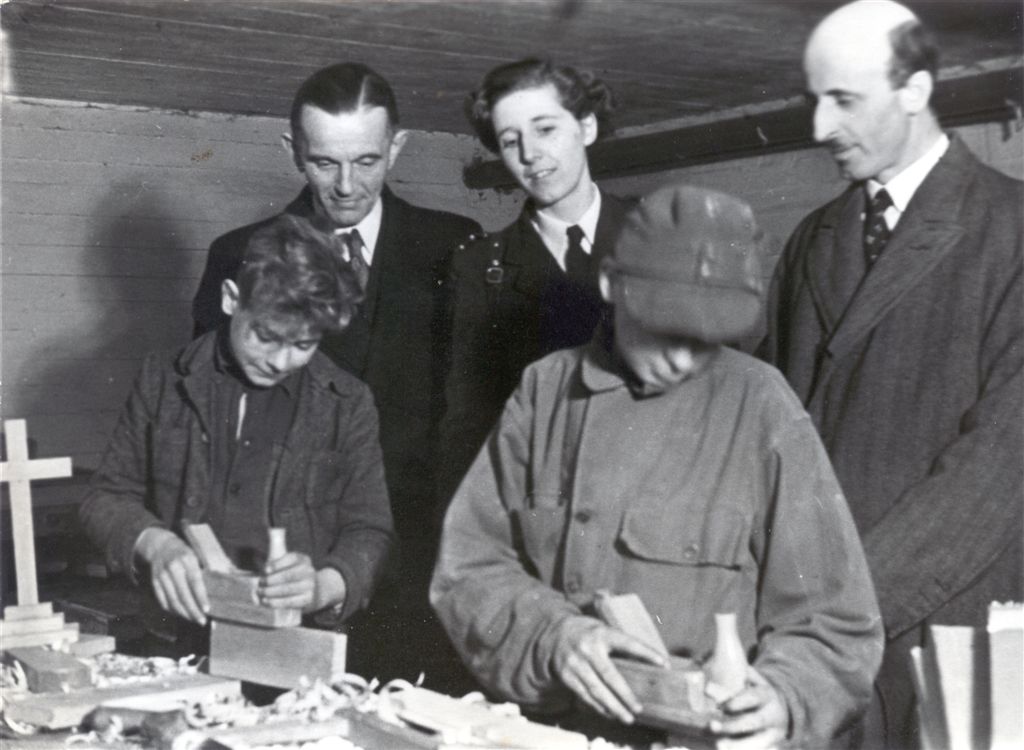 Eine Kontrollkommission der Engländer besucht 1949 die Ausbildungswerkstätten
